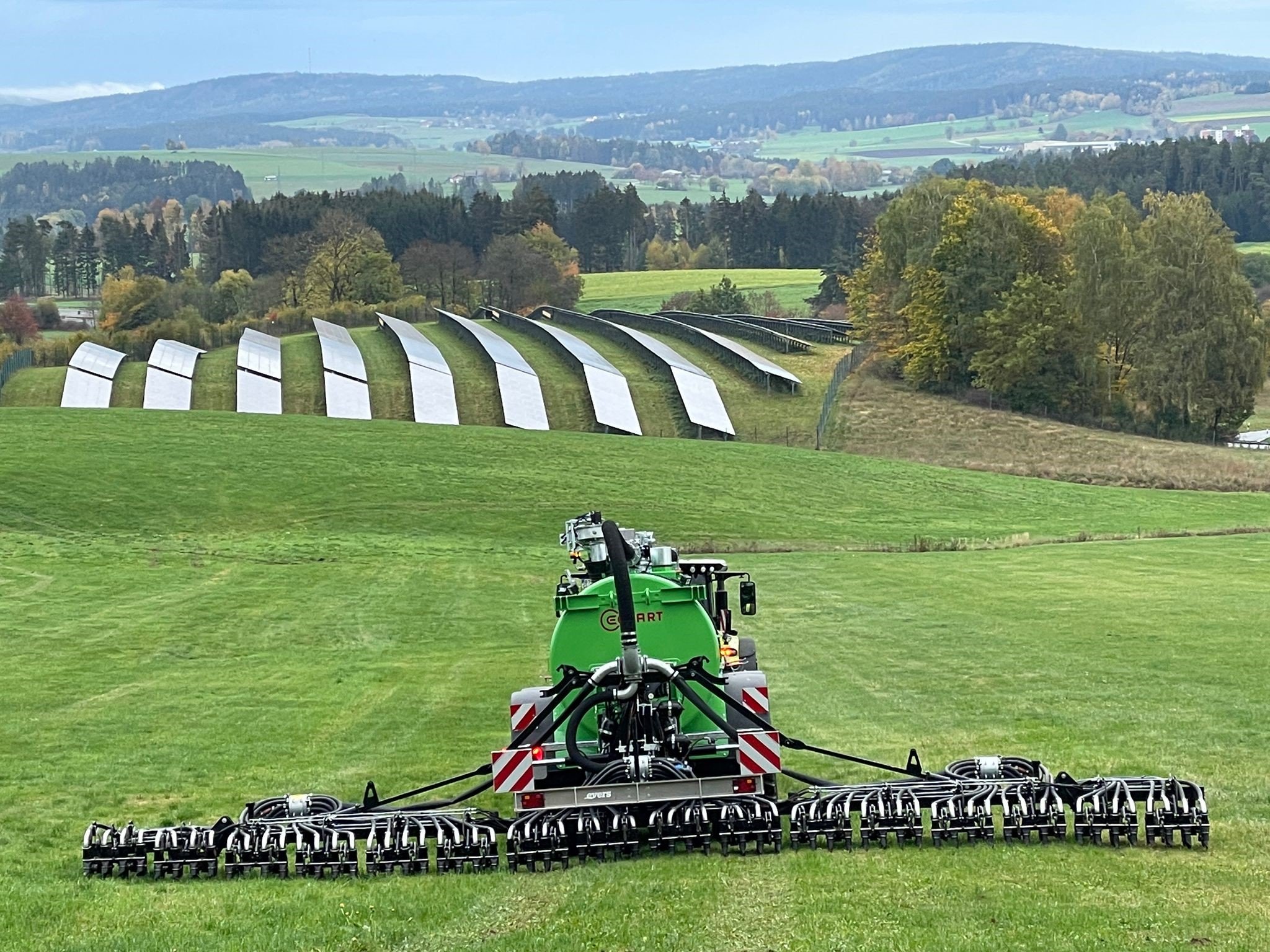 Der Quadro Disc Kombi-Injektor für Getreide-, Grün- und Ackerland, innovative Bodenanpassung dank neuem aufgehängtem 3D-Gülleelement.