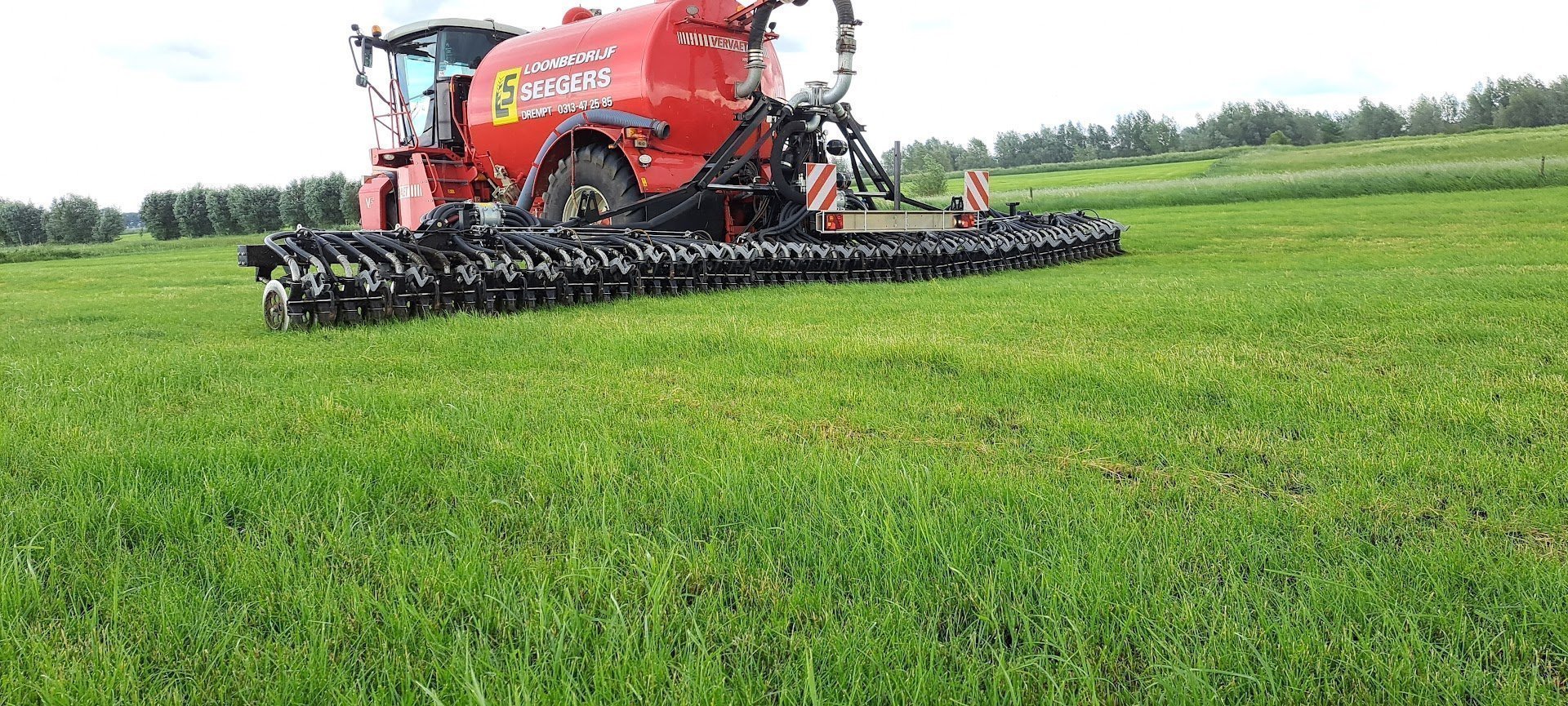 Evers Quadro Disc  Kombi Schlitzinjektor für Getreide-, Grün- und Ackerland ist eine relativ leichte und kurz gebaute Maschine 